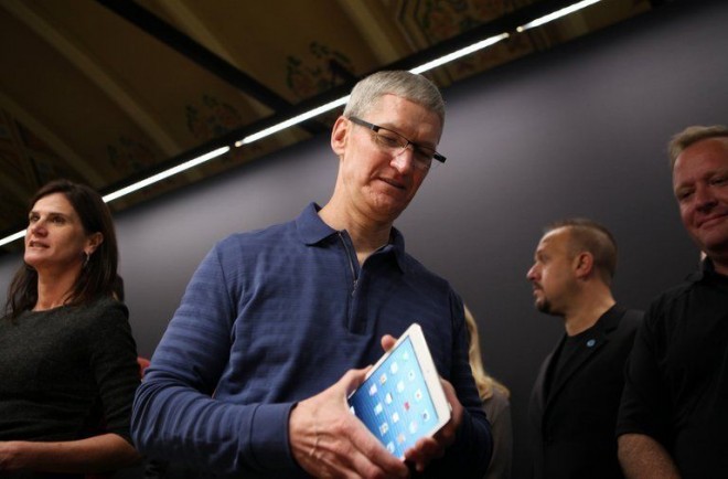 le-patron-d-apple-tim-cook-examine-un-ipad-mini-le-23-octobr_1097302-660x434