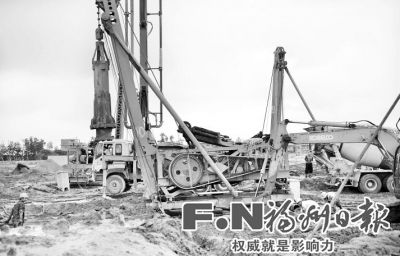 昨日，記者在位于長樂文武砂鎮(zhèn)的大東湖湖畔看到，數(shù)字福建云計算中心一期項目正在加緊進行樁基施工，計劃明年1月底竣工。該中心位于數(shù)字福建（長樂）產(chǎn)業(yè)園內(nèi)，是一項高端IT基礎設施項目，由福建省經(jīng)濟信息中心投資建設，占地面積20畝，一期工程主要建設內(nèi)容包括機房大樓主體工程及室外道路、給排水、綠化等公用工程。