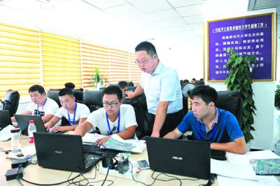 近日，淮南市圖聯(lián)網(wǎng)絡(luò)科技有限公司大學(xué)生員工在淮南江淮云產(chǎn)業(yè)平臺(tái)內(nèi)創(chuàng)業(yè)。該平臺(tái)自去年建立以來，一期已入駐移動(dòng)互聯(lián)網(wǎng)、電子商務(wù)、大數(shù)據(jù)、云計(jì)算、衛(wèi)星應(yīng)用等88家高新技術(shù)企業(yè)，帶動(dòng)2000余名青年大學(xué)生創(chuàng)業(yè)就業(yè)。