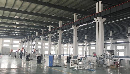 9月15日，賽佰特在天津機(jī)器人產(chǎn)業(yè)園的新工廠，六臺(tái)碼垛機(jī)器人正在接受出廠前的調(diào)試檢驗(yàn)。攝影：熊少翀