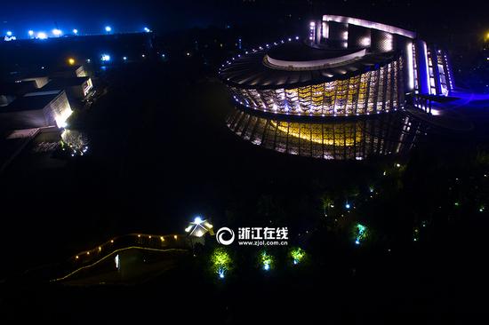 航拍夢(mèng)幻水鄉(xiāng)，夜色中的烏鎮(zhèn)光影迷離，讓人沉醉。