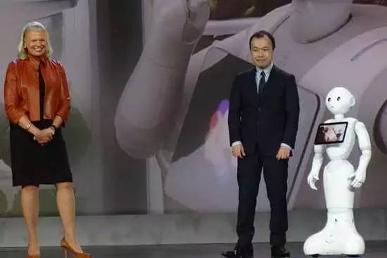 CES上羅睿蘭介紹擁有沃森認(rèn)知能力的日本機(jī)器人