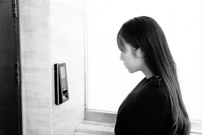 在北京某樓宇，員工正通過漢王人臉識(shí)別門禁進(jìn)行身份驗(yàn)證。