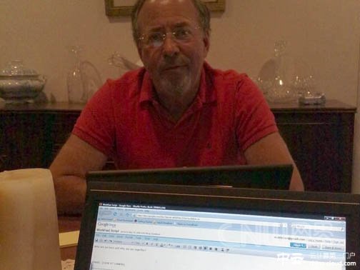 谷歌Docs 谷歌辦公套件，類似于微軟的Office的一套在線辦公軟件，可以處理和搜索文檔、表格、幻燈片，并可以通過(guò)網(wǎng)絡(luò)和他人分享，有g(shù)oogle的帳號(hào)就能使用。目前已經(jīng)成為數(shù)據(jù)存儲(chǔ)、站點(diǎn)創(chuàng)新和信息等服務(wù)的創(chuàng)新工具。