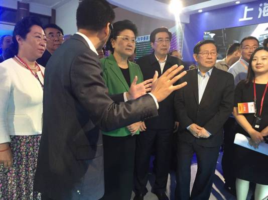 曙光公司副總裁任京旸為劉延?xùn)|副總理講解“地球數(shù)值模擬裝置”原型系統(tǒng)