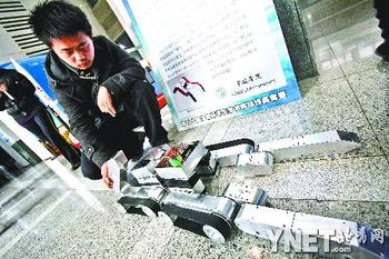 北航學(xué)生造出地震搜救機器人