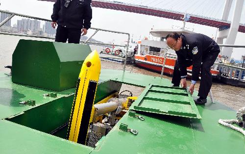 水下機器人替代蛙人探測可疑物