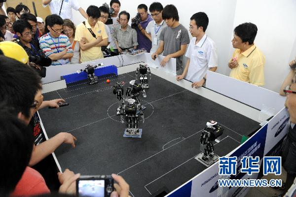 兩支機器人足球隊在進行三對三比賽