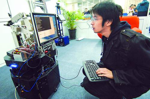 中國科學(xué)技術(shù)大學(xué)的參賽選手在賽前調(diào)試機(jī)器人