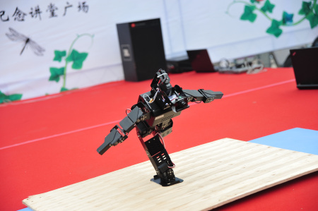 機器人吸引了現(xiàn)場廣大家長的注意