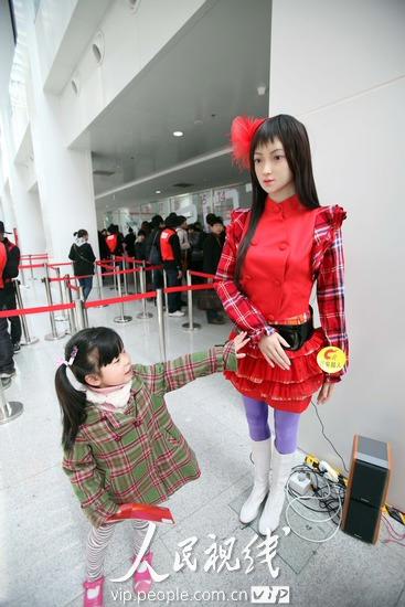 美女機(jī)器人亮相國際服裝博覽會