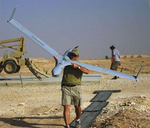 “掃描鷹”(ScanEagle)無人機(jī)可以連續(xù)數(shù)小時(shí)在偏遠(yuǎn)地帶上空翱翔，通過機(jī)載監(jiān)控?cái)z像頭監(jiān)視地面情況