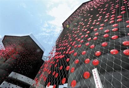 瑞士館的幕墻可以吸收太陽(yáng)能等，繼而透出獨(dú)特的光芒