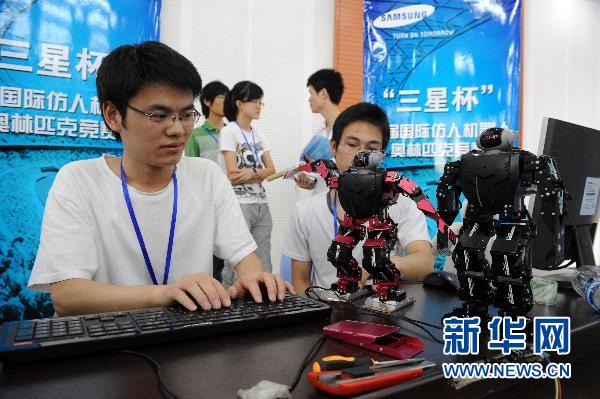 哈爾濱工程大學代表隊的選手在為準備上場的擊劍機器人進行測試