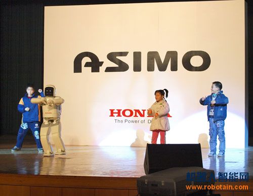 ASIMO與小朋友跳舞