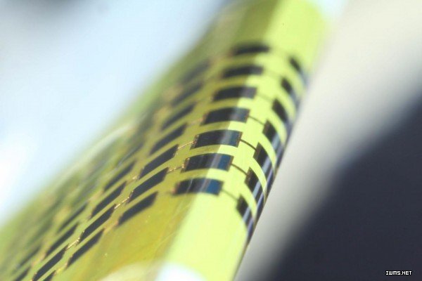 科學家研制出1微米厚超薄太陽能電池 可穿戴設備新材料