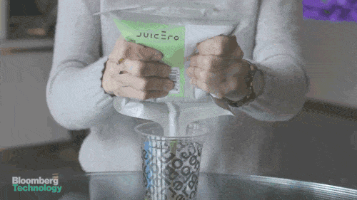 彭博社證實(shí)，Juicero的果汁包裝不需要用榨汁機(jī)，用手就能擠出果汁。