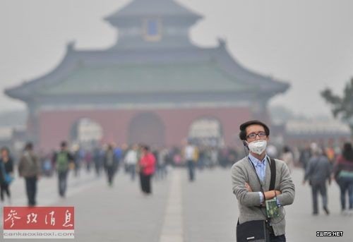外媒：中國人追捧可穿戴防霾設(shè)備 造型奇特引圍觀