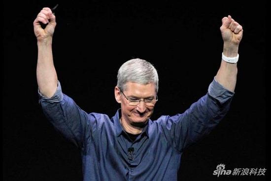 親自上手 庫克正在試用Apple Watch血糖測量功能