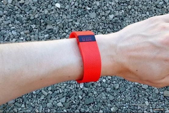近日，科技媒體engadget攜手The Wirecutter，對市面上多款熱門健身追蹤產(chǎn)品進行了比較，整個過程超過60小時，他們針對讀者、業(yè)界人士以及運動生理學(xué)專家進行了詳細(xì)調(diào)查，在步行、跑步、睡覺、去便利店購物等各種場合佩戴產(chǎn)品進行了實測，仔細(xì)分析了各種用戶體驗，最終選出一款綜合表現(xiàn)最佳的產(chǎn)品，讓我們在下文中慢慢道來。