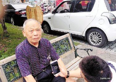 杭州老人用上二維碼身份牌