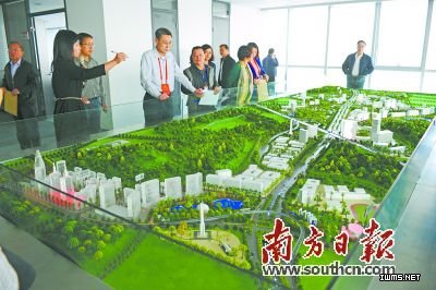 北斗物聯(lián)網(wǎng)產(chǎn)業(yè)孵化中心工作人員正在為省人大代表介紹產(chǎn)業(yè)園布局。