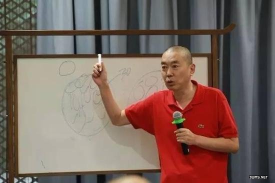 史玉柱給湖畔大學(xué)學(xué)員講課