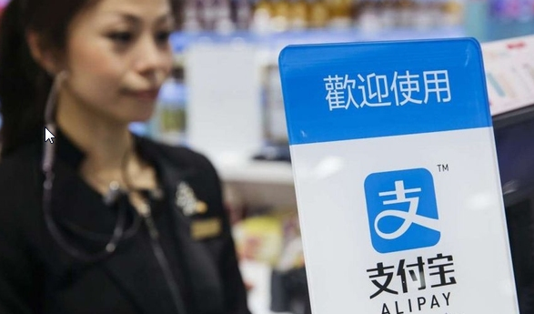 　　支付寶是目前國內(nèi)最流行的移動支付服務(wù)之一，不過電商巨頭阿里巴巴希望其規(guī)模并不局限于國內(nèi)。日前，多家外媒報道稱，阿里巴巴正計劃在美國市場繼續(xù)擴張支付寶服務(wù)，與試圖與本土市場上的 Apple Pay 和 PayPal 形成競爭。