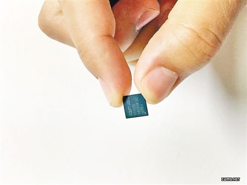 研發(fā)人員展示尺寸僅1厘米的CY2420S芯片。