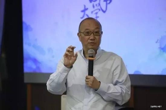 馮侖給湖畔大學(xué)學(xué)員講課