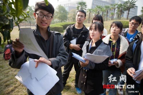 百科協(xié)會(huì)的負(fù)責(zé)人呂杰同學(xué)向參與本次活動(dòng)的同學(xué)們講解樹木的辨別方法。