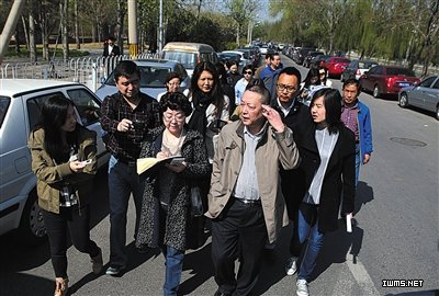 昨日，市人大代表查看左安門西濱河路兩側(cè)停車情況。新京報(bào)記者 王貴彬 攝