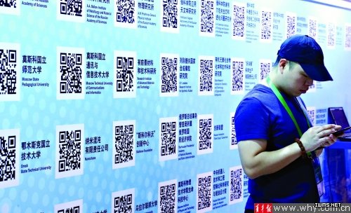 在展會現(xiàn)場，滿眼的二維碼。