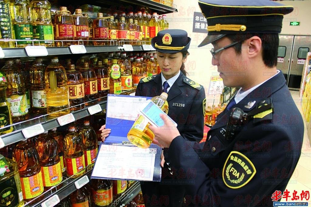 市南區(qū)食藥監(jiān)局的執(zhí)法人員正在檢查超市的食用油。