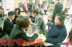招聘人員通過手機微信介紹公司的榮譽等情況。通訊員陳勝偉攝