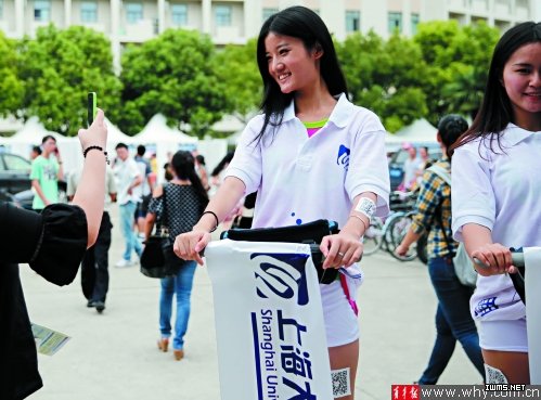 模特身上也貼著二維碼吸引市民掃一掃。