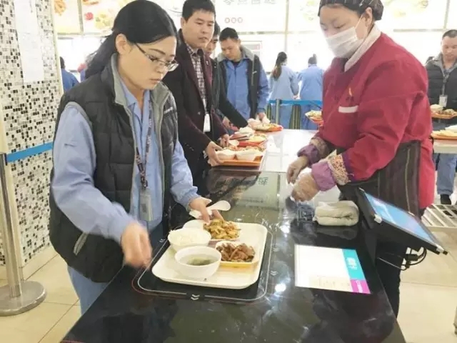 成都廠食堂引進RFID自助結算餐臺