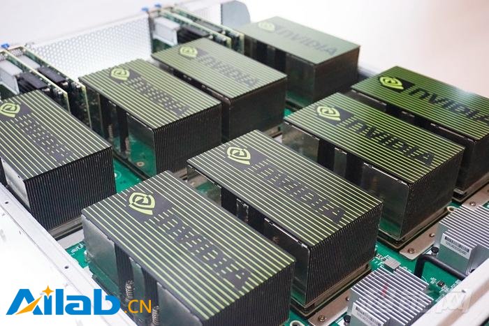 看看NVIDIA老黃＂大玩具＂：AI芯片分量有多大