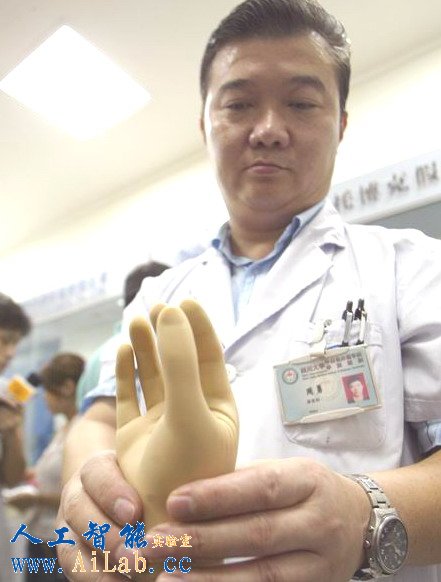 我院首次為患者安裝人工智能機械手