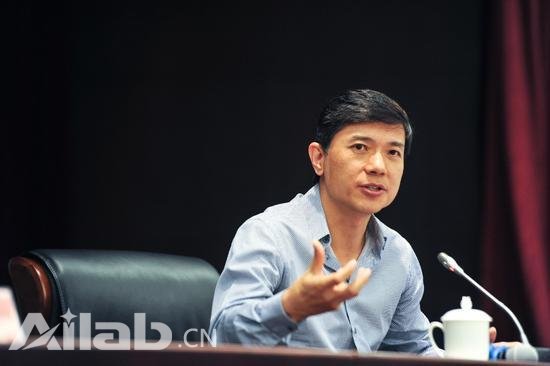 李彥宏給全國(guó)工商聯(lián)干部講AI:別但心機(jī)器統(tǒng)治人類