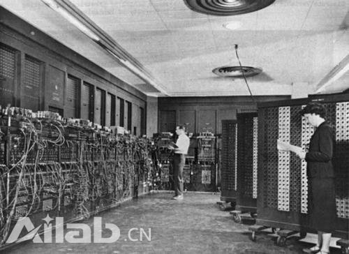 谷歌人工智能 9 日在圍棋賽中首次擊敗人類頂級棋手李世石。這種基于電子計算機的人工智能未來能否取代人類還不得而知，但它的起源卻可以追溯到 1946 年 2月 14日誕生于美國的電子數(shù)字積分計算機（ENIAC）。這座占地面積約170平方米、擁有30個操作臺、重達30噸的龐然大物（如圖）具備了后來電子計算機的大部分特征。它可以重新編程，用于解決各種計算問題，只不過運算速度在今天看來實在是太慢了——只有每秒 5000次的速度。相比之下，即便普通智能手機的運算速度也早已超過每秒10億次。