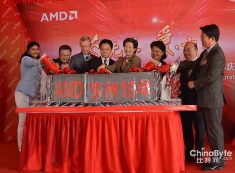 現(xiàn)場嘉賓共同澆筑冰雕-AMD蘇州十年